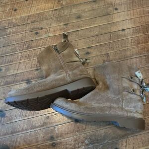 Uggs Australia gold bows size 4 warm short boots